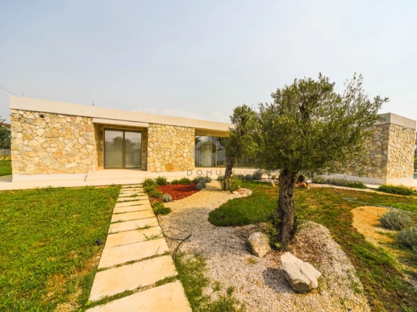 Kuća 296 m² sa bazenom na placu 3.200 m², Begovina – Danilovgrad