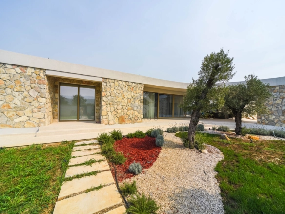 Kuća 296 m² sa bazenom na placu 3.200 m², Begovina – Danilovgrad