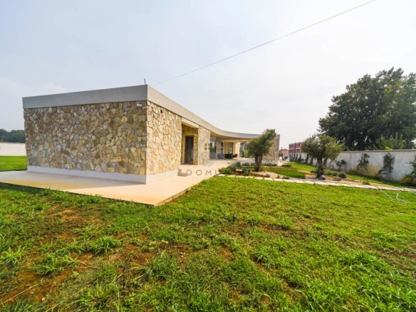 Kuća 296 m² sa bazenom na placu 3.200 m², Begovina – Danilovgrad