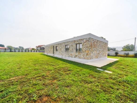 Kuća 296 m² sa bazenom na placu 3.200 m², Begovina – Danilovgrad