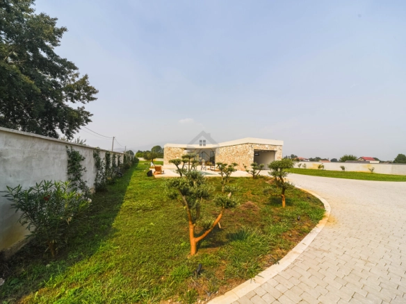 Kuća 296 m² sa bazenom na placu 3.200 m², Begovina – Danilovgrad
