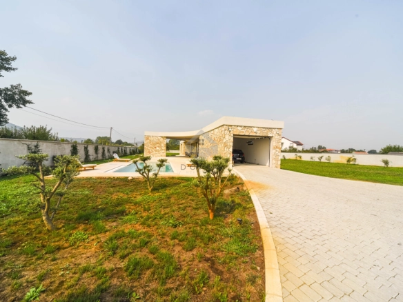 Kuća 296 m² sa bazenom na placu 3.200 m², Begovina – Danilovgrad