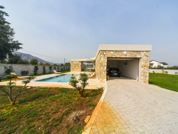Kuća 296 m² sa bazenom na placu 3.200 m², Begovina – Danilovgrad