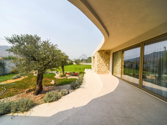 Kuća 296 m² sa bazenom na placu 3.200 m², Begovina – Danilovgrad