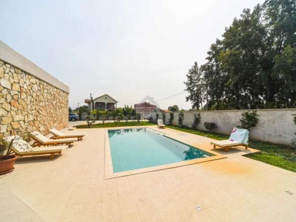 Kuća 296 m² sa bazenom na placu 3.200 m², Begovina – Danilovgrad