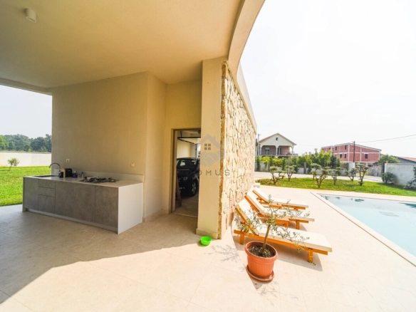 Kuća 296 m² sa bazenom na placu 3.200 m², Begovina – Danilovgrad