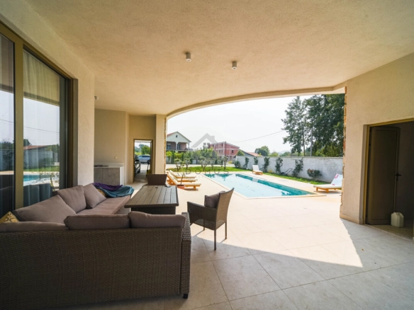 Kuća 296 m² sa bazenom na placu 3.200 m², Begovina – Danilovgrad