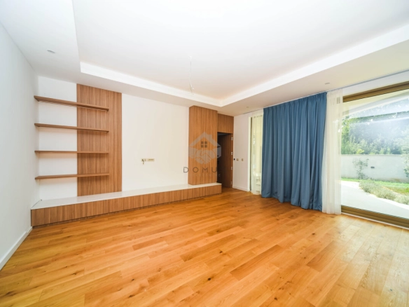 Kuća 296 m² sa bazenom na placu 3.200 m², Begovina – Danilovgrad