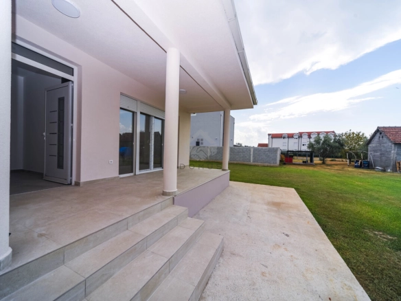 Nova kuća 90 m² na placu 1.000 m², Gornja Gorica – Podgorica
