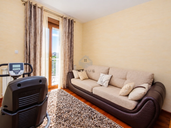 Dvosoban stan 85 m² + parking, Gorica C – Podgorica