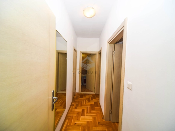 Dvosoban polunamješten stan 83 m², Blok IX – Podgorica