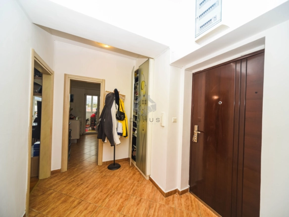 Dvosoban polunamješten stan 83 m², Blok IX – Podgorica