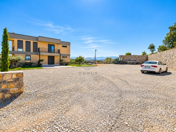 Luksuzna kuća 300 m² na placu 1.000 m², Vranići – Podgorica