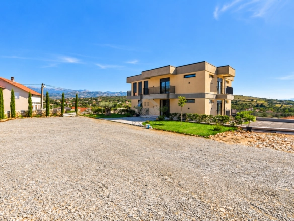 Luksuzna kuća 300 m² na placu 1.000 m², Vranići – Podgorica