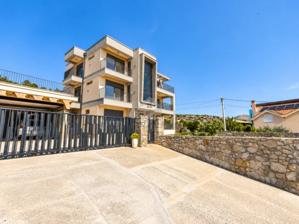 Luksuzna kuća 300 m² na placu 1.000 m², Vranići – Podgorica