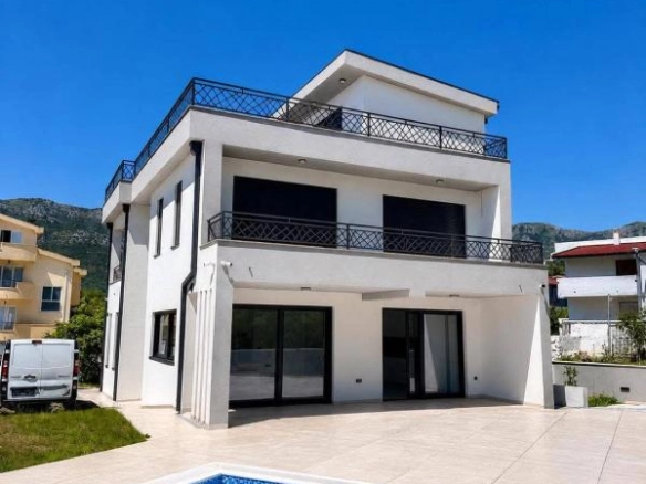 Kuća 360 m² sa bazenom na placu od 1000 m² – Bjeliši, Bar