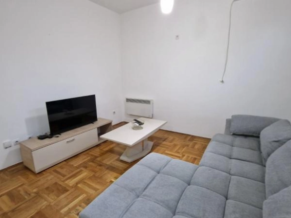 Jednosoban stan 39 m² u prizemnoj zgradi sa parkingom – Blok 9, Podgorica