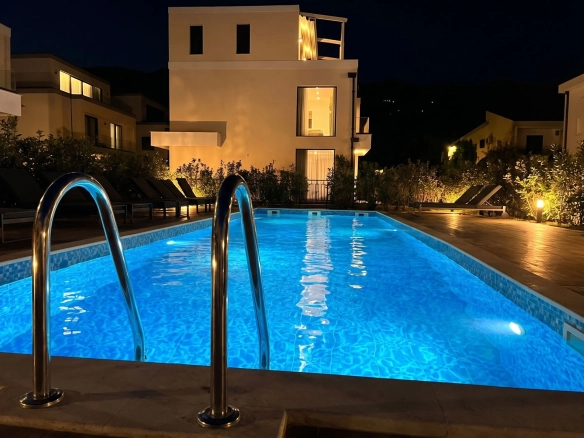 Prodaja trospratne kuće 167 m² u zatvorenom kompleksu sa bazenom – Lastva Grbaljska, Budva