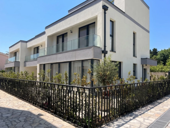 Prodaja trospratne kuće 167 m² u zatvorenom kompleksu sa bazenom – Lastva Grbaljska, Budva