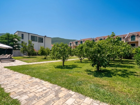 Prodaja trospratne kuće 167 m² u zatvorenom kompleksu sa bazenom – Lastva Grbaljska, Budva