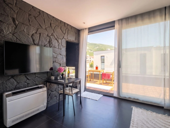 Prodaja trospratne kuće 167 m² u zatvorenom kompleksu sa bazenom – Lastva Grbaljska, Budva