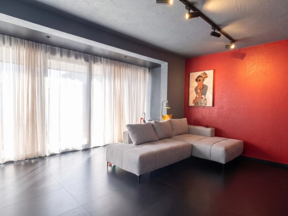 Prodaja trospratne kuće 167 m² u zatvorenom kompleksu sa bazenom – Lastva Grbaljska, Budva