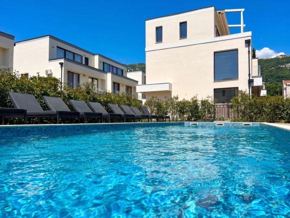 Prodaja trospratne kuće 167 m² u zatvorenom kompleksu sa bazenom – Lastva Grbaljska, Budva