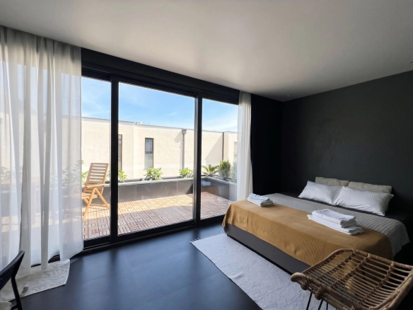 Prodaja trospratne kuće 167 m² u zatvorenom kompleksu sa bazenom – Lastva Grbaljska, Budva