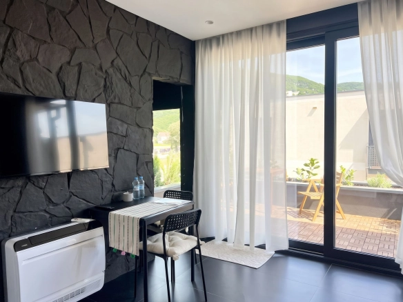 Prodaja trospratne kuće 167 m² u zatvorenom kompleksu sa bazenom – Lastva Grbaljska, Budva