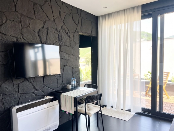 Prodaja trospratne kuće 167 m² u zatvorenom kompleksu sa bazenom – Lastva Grbaljska, Budva
