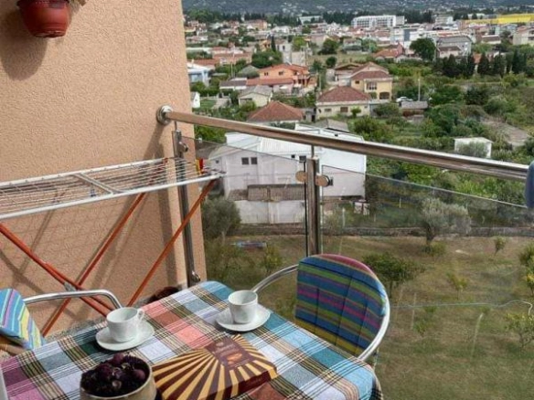 Garsonjera 30 m² sa terasom i pogledom na grad i planine – Bar