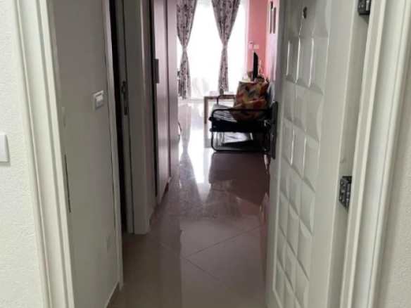 Garsonjera 30 m² sa terasom i pogledom na grad i planine – Bar
