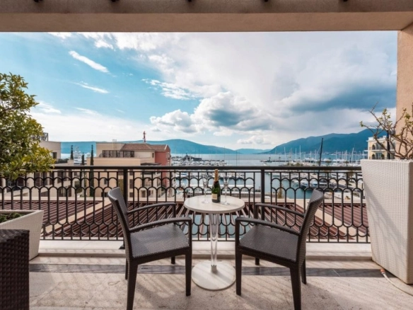 Četvorosoban stan 258 m² – Tivat — fotografija 11