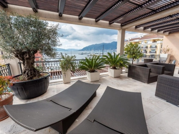 Četvorosoban stan 258 m² – Tivat — fotografija 13
