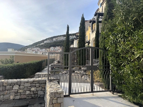 Trosoban stan 290 m² – Tivat — fotografija 11