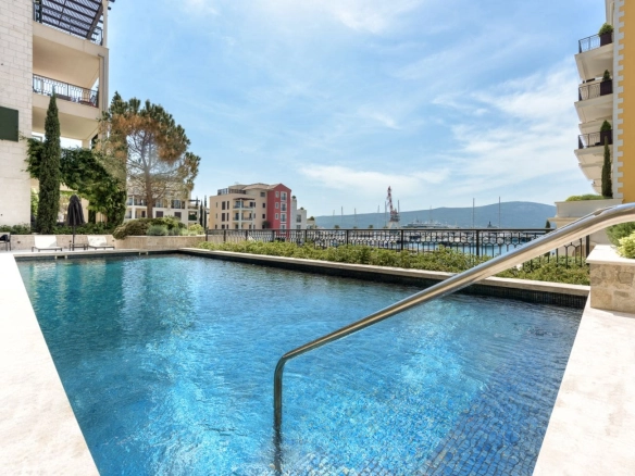 Trosoban stan 223 m² – Tivat — fotografija 3