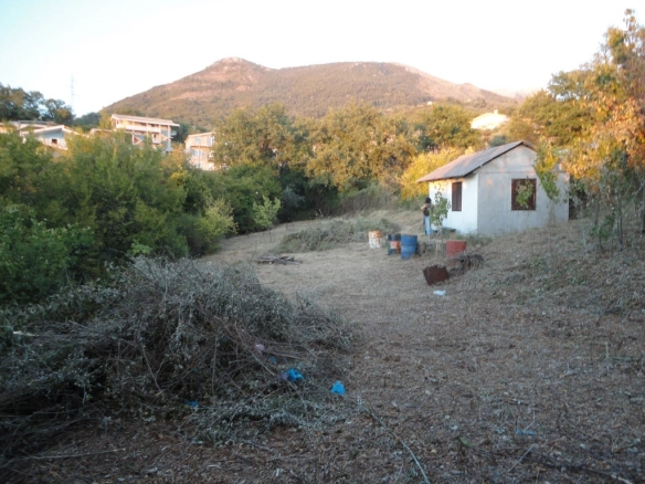 Plac sa pomoćnim objektom u naselju Marovići, Bar — fotografija 8
