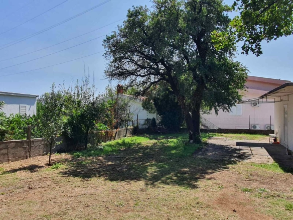 Kuća na ograđenom placu u Sutomoru, Bar — fotografija 2