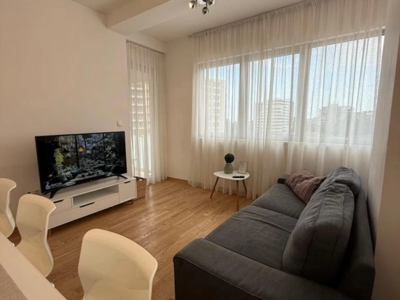 Dvosoban stan sa terasom u centru Budve — fotografija 5