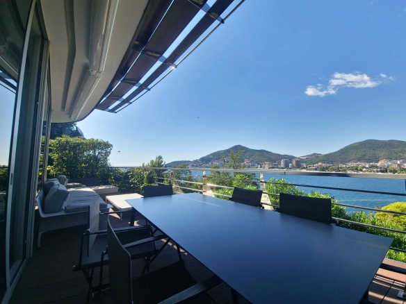 Izdavanje luksuznog trosobnog stana sa panoramskim pogledom na more – Dukley Gardens, Budva (Izdavanje na period do 01.06.2027)