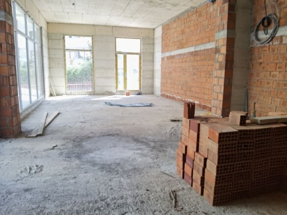 Plac u Obzovici, Cetinje, okružen bukovom i borovom šumom — fotografija 9