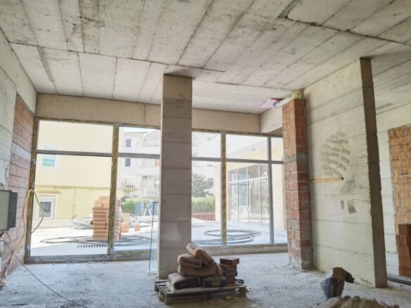 Plac u Obzovici, Cetinje, okružen bukovom i borovom šumom — fotografija 7