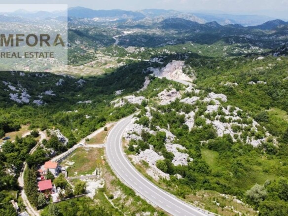 Plac u Obzovici, Cetinje, okružen bukovom i borovom šumom — fotografija 14