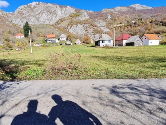 Plac sa pogledom na planine u naselju Lipovo, Kolašin — fotografija 2
