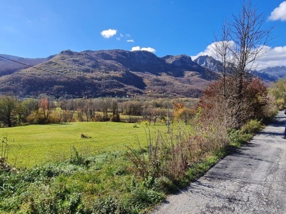 Plac sa pogledom na planine u naselju Lipovo, Kolašin — fotografija 3