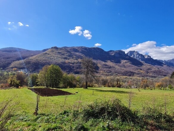 Plac sa pogledom na planine u naselju Lipovo, Kolašin — fotografija 4