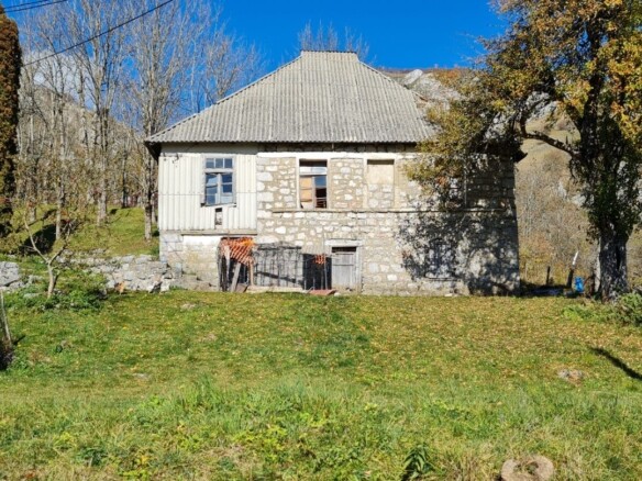 Plac sa pogledom na planine u naselju Lipovo, Kolašin — fotografija 5