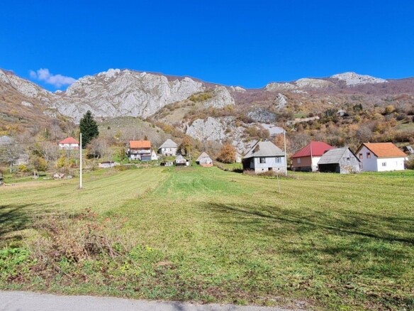 Plac sa pogledom na planine u naselju Lipovo, Kolašin — fotografija 6