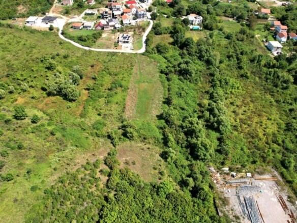 Urbanizovan plac u Lastvi Grbaljskoj, Budva — fotografija 2