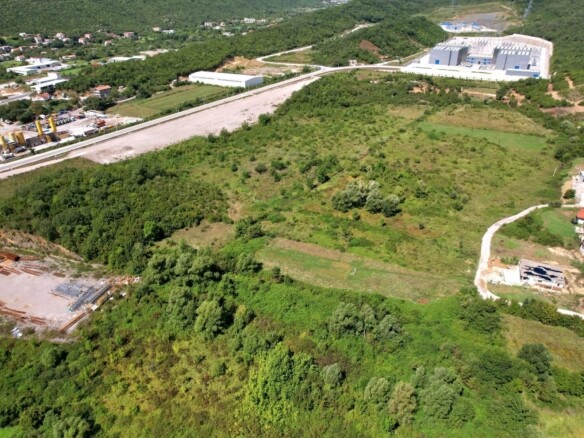 Urbanizovan plac u Lastvi Grbaljskoj, Budva — fotografija 7